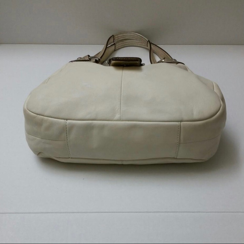Coach
Soho Lynn Cream Leather Shoulder Bag - Picture 5 of 10